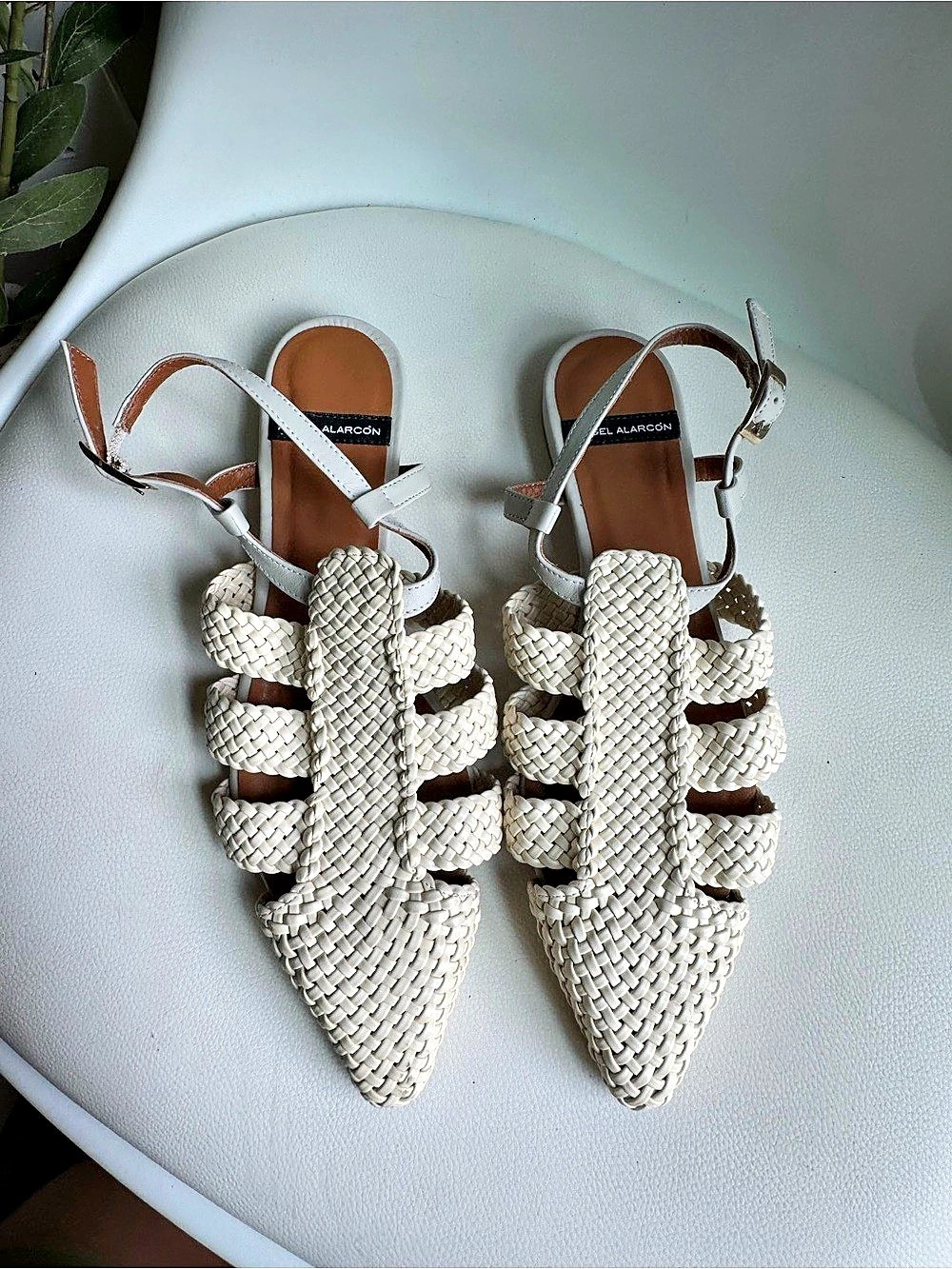 Ángel Alarcón Woven Leather Pointed-Toe Slingback Flats White & Brown EU 39